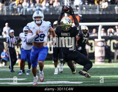 25. Oktober 2025: Wake Forest University Wide Receiver Chris Barnes (10) fängt im 4. Quartal einen langen Pass mit SMU Linebacker Brandon Miyazono (29). NCAA-Fußballspiel zwischen der Southern Methodist University und der Wake Forest University im AlLegacy Federal Credit Union Stadium in Winston-Salem, North Carolina. David Beach/CSM Stockfoto