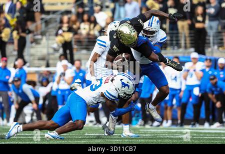 25. Oktober 2025: SMU-Saftey Isaiah Nwokobia (23) bekämpft Wake Forest University Wide Receiver Sterling Berkhalter (4). NCAA-Fußballspiel zwischen der Southern Methodist University und der Wake Forest University im AlLegacy Federal Credit Union Stadium in Winston-Salem, North Carolina. David Beach/CSM Stockfoto