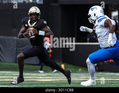 25. Oktober 2025: Der Quarterback der Wake Forest University Deshawn Purdie (5) weicht dem Druck aus. NCAA-Fußballspiel zwischen der Southern Methodist University und der Wake Forest University im AlLegacy Federal Credit Union Stadium in Winston-Salem, North Carolina. David Beach/CSM (Bild: © David Beach/Cal Sport Media) Stockfoto
