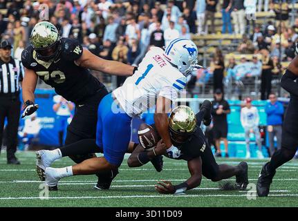 25. Oktober 2025: SMU Defensive End Isaiah Smith (1) verursacht erste Fumble im 4. Quartal in der Nähe der Endzone durch den Quarterback Deshawn Purdie (5) der Wake Forest University. NCAA-Fußballspiel zwischen der Southern Methodist University und der Wake Forest University im AlLegacy Federal Credit Union Stadium in Winston-Salem, North Carolina. David Beach/CSM Stockfoto