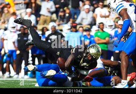 25. Oktober 2025: Wake Forest University Running Back Demond Claiborne (1) Fumbles Ball im 4. Quartal. NCAA-Fußballspiel zwischen der Southern Methodist University und der Wake Forest University im AlLegacy Federal Credit Union Stadium in Winston-Salem, North Carolina. David Beach/CSM Stockfoto