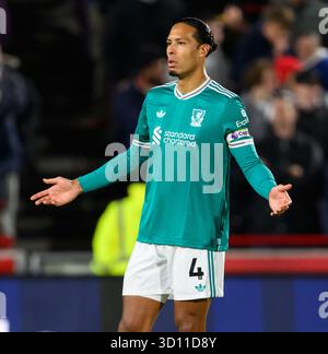 London, Großbritannien. Oktober 2025. London, Großbritannien. Oktober 2025. Brentford gegen Liverpool - Premier League - GTECH Community Stadium - London. Virgil van Dijk. Drittes Tor. Bildnachweis: Mark Pain/Alamy Live News Stockfoto