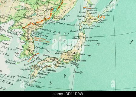 Antike ostasiatische Karte mit Schwerpunkt auf China, Japan, Korea und Pazifik zeigt Landmassen mit vereinfachten Formen und Gelände mit Schatten Inscripti Stockfoto