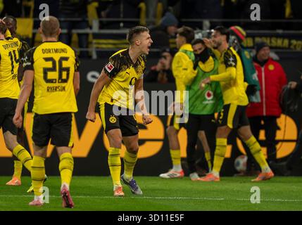 Dortmund, Deutschland. Oktober 2025. Nico SCHLOTTERBECK (Borussia Dortmund, 4) schreit Richtung Südtribüne 25.10.2025, Fussball, 1. Bundesliga: Borussia Dortmund – 1. FC Köln in Dortmund, Signal Iduna Park DFL-Vorschriften verbieten die Verwendung von Fotos als Bildsequenzen und/oder Quasi-Video. Quelle: dpa/Alamy Live News Stockfoto