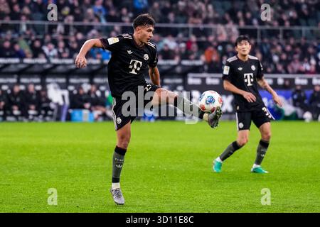 MÖNCHENGLADBACH – 25. OKTOBER: Tom Bischof von Bayern München kontrolliert den Ball während des Bundesliga-Spiels zwischen Borussia M+?nchengladbach und FC Bayern M++nchen im Borussia-Park am 25. Oktober 2025 in Mönchengladbach. (Foto: Rene Nijhuis) Stockfoto