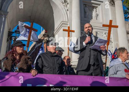 Nick Tenconi, Vorsitzender der United Kingdom Independence Party (UKIP), spricht vor Marble Arch hunderte rechtsextremer Anti-Einwanderung und anti-islamischer Anhänger an. Hunderte rechtsextremer Aktivisten marschierten durch Zentral-London auf einem so genannten Kreuzzug, um „London von den Islamisten zurückzufordern“. Die Demonstration sollte ursprünglich in Whitechapel stattfinden, bevor sie von der Polizei wegen einer „realistischen Aussicht auf eine ernste Störung“ verlegt wurde. Stattdessen fand in East London ein Gegenprotest von Stand Up to Rassismus statt. Stockfoto