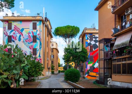 Blick auf das Museo Condominiale di Tor Marancia in Rom, Italien, mit großen Wandmalereien an Wohngebäuden. Stockfoto
