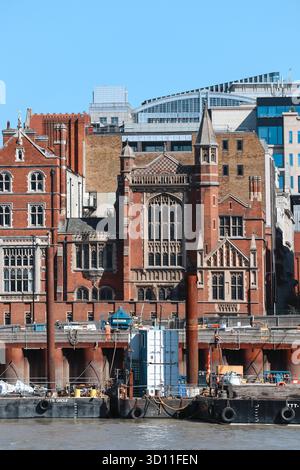 London, Vereinigtes Königreich - 11. August 2022: Blick auf den Fluss der Themse in Richtung Middle Temple and Temple Area, historisches Rechtsviertel Stockfoto