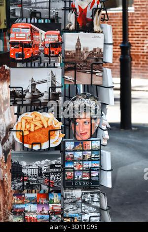 London, Großbritannien - 11. August 2022: Souvenir-Postkartenstand in Westminster mit klassischen Londoner Ikonen Stockfoto