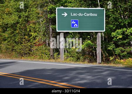 ST-MATHIEU DU PARC, QUEBEC, KANADA - 14. September 2025 - Straßenschild Lac du Caribou. La Mauricie Canada Park Kanu und Camping Stockfoto