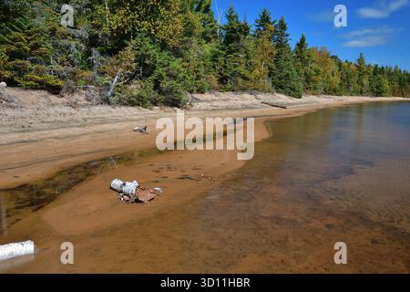 Kanada La Mauricie Nationalpark Caribou See Strand. Lange Exposition an einem sonnigen Tag. Stockfoto