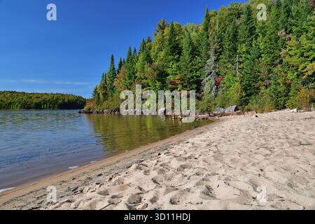 Kanada La Mauricie Nationalpark Caribou See Strand. Stockfoto