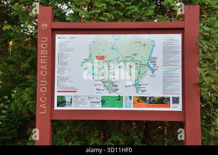 ST-MATHIEU DU PARC, QUEBEC, KANADA - 15. September 2025 - Straßenschild und Parkkarte Lac-du-Caribou. Informationsschild La Mauricie Canada. Stockfoto