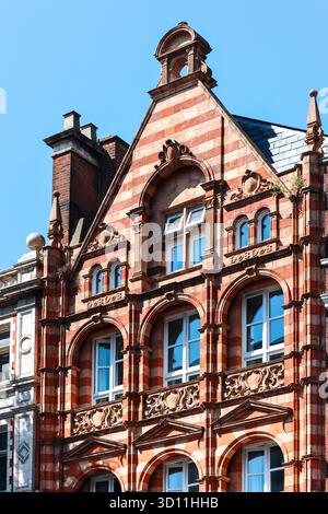London, Vereinigtes Königreich - 13. August 2022: Verzierte viktorianische rote und beige Backsteinfassade im Stadtteil Kensington Stockfoto