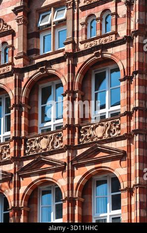 London, Vereinigtes Königreich - 13. August 2022: Verzierte viktorianische rote und beige Backsteinfassade im Stadtteil Kensington Stockfoto
