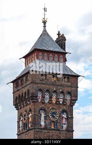 Cardiff, Wales - 15. August 2022: Nahaufnahme des reich verzierten historischen Uhrenturms auf Cardiff Castle mit dekorativen Figuren, Wappenschildern und Intrica Stockfoto