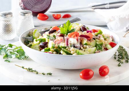 Eine Schüssel frischer hausgemachter israelischer Couscous-Salat zum Essen bereit. Stockfoto