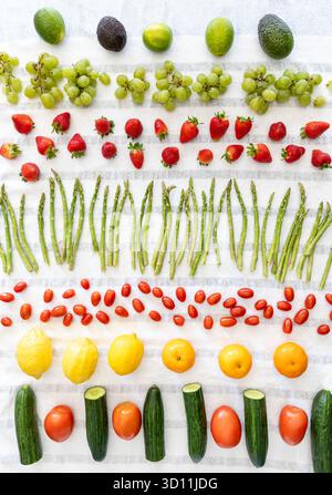 Reihen frisch gewaschenes Obst und Gemüse, das auf einem Handtuch trocknet. Stockfoto
