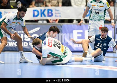 25.10. 2025, Wuppertal, Unihalle, DE, 1.Liqui Moly HBL, BHC06 - SC DHfK Leipzig 1.Liqui Moly HBL-Vorschriften verbieten die Verwendung von Fotografien als Bildsequenzen und/oder Quasi-Video im Bild kämpf um den Ball zwischen Aron Seesing ( BHC #49 ) und William Bogojevic ( SC DHFK Leipzig #20 ). Foto © Nordphoto GmbH/Freund Stockfoto