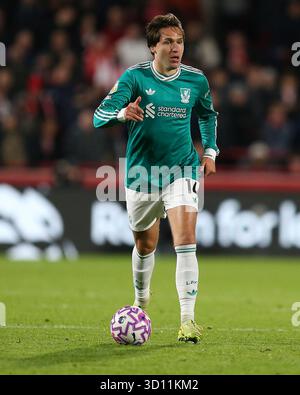 London, Großbritannien. Oktober 2025. London, England, 25. Oktober 2025: Federico Chiesa (14 Liverpool) während des Premier League-Spiels zwischen Brentford und Liverpool im Gtech Community Stadium in London. (Foto von Jay Patel/Sports Press Photo/SPP) Credit: SPP Sport Press Photo. /Alamy Live News Stockfoto
