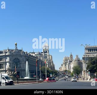 Blick von der Plaza de Cibeles in Madrid, Spanien, mit dem Cibeles-Brunnen im Vordergrund, der Banco de España auf der linken Seite und dem Metropolis-Gebäude. Stockfoto