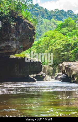 Ein ruhiger Blick auf die Magdalena River Strait, umgeben von üppiger grüner Vegetation in San Agustin, Huila, Kolumbien. Stockfoto