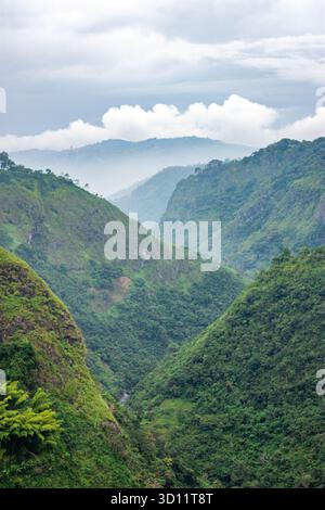 Atemberaubende Aussicht auf die üppigen grünen Berge rund um die Magdalena River Gorge, San Agustin, Huila, Kolumbien. Stockfoto