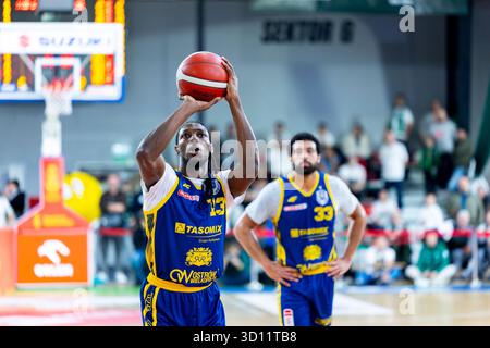 Warschau, Polen. Oktober 2025. Polnisch Basketball League Spiel zwischen Legia Warszawa und Stal Ostrów Wielkopolski. Im Bild: Quan Jackson; Stal Ostrów Wlkp. Quelle: Bartlomiej Wisniewski/Cyberfocus/Alamy Live News Stockfoto