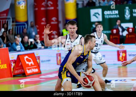 Warschau, Polen. Oktober 2025. Polnisch Basketball League Spiel zwischen Legia Warszawa und Stal Ostrów Wielkopolski. Abgebildet: Michał Kolenda; Legia Warszawa und Mareks Mejeris; Stal Ostrów Wlkp. Quelle: Bartlomiej Wisniewski/Cyberfocus/Alamy Live News Stockfoto