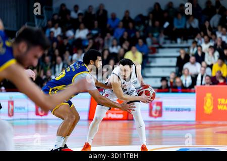 Warschau, Polen. Oktober 2025. Polnisch Basketball League Spiel zwischen Legia Warszawa und Stal Ostrów Wielkopolski. Im Bild: Andrzej Pluta; Legia Warszawa. Quelle: Bartlomiej Wisniewski/Cyberfocus/Alamy Live News Stockfoto