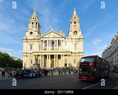London, Großbritannien - 20. August 2025; Westfassade der St Paul's Cathedral im Abendlicht mit vorbeiziehendem Londoner Verkehr Stockfoto