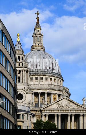 London, Großbritannien - 20. August 2025; teilweiser Blick auf die Westfassade der St. Paul's Cathedral Stockfoto