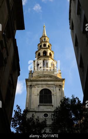 London, Großbritannien - 20. August 2025; mehrschichtiger Turm der St Bride's Church in London Stockfoto
