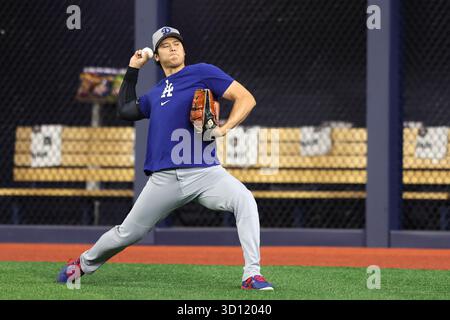 Toronto, Kanada. Oktober 2025. Los Angeles Dodgers Shohei Ohtani (17), wärmt sich vor dem Start des zweiten Spiels der MLB World Series zwischen den Los Angeles Dodgers und den Toronto Blue Jays im Rogers Centre in Toronto, Kanada, am Samstag, den 25. Oktober 2025 auf. Foto: Aaron Josefczyk/UPI Credit: UPI/Alamy Live News Stockfoto