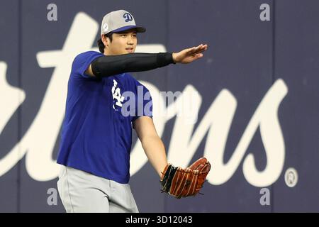 Toronto, Kanada. Oktober 2025. Los Angeles Dodgers Shohei Ohtani (17), wärmt sich vor dem Start des zweiten Spiels der MLB World Series zwischen den Los Angeles Dodgers und den Toronto Blue Jays im Rogers Centre in Toronto, Kanada, am Samstag, den 25. Oktober 2025 auf. Foto: Aaron Josefczyk/UPI Credit: UPI/Alamy Live News Stockfoto