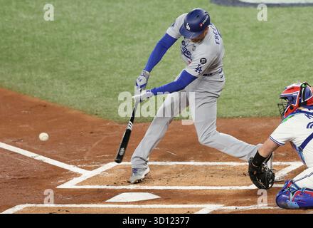 Toronto, Kanada. Oktober 2025. Los Angeles Dodgers Freddie Freeman (5) schlägt im ersten Inning gegen die Toronto Blue Jays während des zweiten Spiels der MLB World Series im Rogers Centre in Toronto, Kanada, am Samstag, den 25. Oktober 2025 ein Doppelspiel. Foto: Aaron Josefczyk/UPI Credit: UPI/Alamy Live News Stockfoto