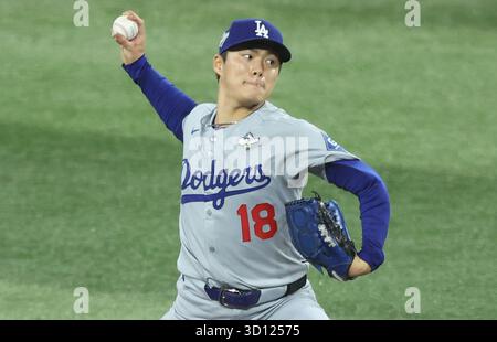 Toronto, Kanada. Oktober 2025. Los Angeles Dodgers Starting Pitcher Yoshinobu Yamamoto (18) wirft im ersten Inning gegen die Toronto Blue Jays während des zweiten Spiels der MLB World Series im Rogers Centre in Toronto, Kanada, am Samstag, den 25. Oktober 2025. Foto: Aaron Josefczyk/UPI Credit: UPI/Alamy Live News Stockfoto