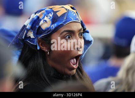 Toronto, Kanada. Oktober 2025. Ein Fan der Toronto Blue Jays reagiert auf ein Spiel im vierten Inning während des zweiten Spiels der MLB World Series gegen die Los Angeles Dodgers im Rogers Centre in Toronto, Kanada, am Samstag, den 25. Oktober 2025. Foto: Aaron Josefczyk/UPI Credit: UPI/Alamy Live News Stockfoto