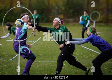 Warschau, Polen. Oktober 2025. Die Spieler treten während der polnischen Qualifikation für den Europäischen Quadball-Cup am 25. Oktober 2025 in Warschau an. Quadball, ursprünglich von Quidditch in der „Harry Potter“-Serie inspiriert, kombiniert Elemente aus Rugby, Handball, Wasserball und Dodgeball. Quelle: Jaap Arriens/Xinhua/Alamy Live News Stockfoto