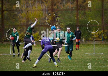 Warschau, Polen. Oktober 2025. Die Spieler treten während der polnischen Qualifikation für den Europäischen Quadball-Cup am 25. Oktober 2025 in Warschau an. Quadball, ursprünglich von Quidditch in der „Harry Potter“-Serie inspiriert, kombiniert Elemente aus Rugby, Handball, Wasserball und Dodgeball. Quelle: Jaap Arriens/Xinhua/Alamy Live News Stockfoto