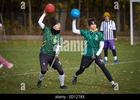 Warschau, Polen. Oktober 2025. Zwei Spieler werfen Bälle während der polnischen Qualifikation für den Europäischen Quadball-Cup in Warschau, Polen, 25. Oktober 2025. Quadball, ursprünglich von Quidditch in der „Harry Potter“-Serie inspiriert, kombiniert Elemente aus Rugby, Handball, Wasserball und Dodgeball. Quelle: Jaap Arriens/Xinhua/Alamy Live News Stockfoto