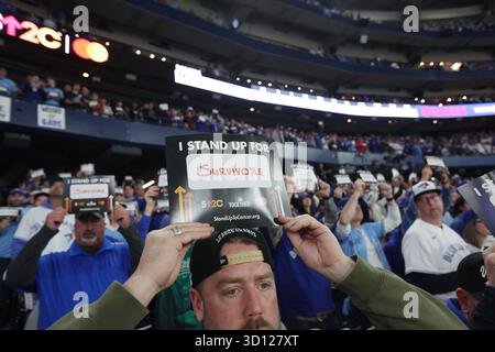 Toronto, Kanada. Oktober 2025. Baseballfans halten Karten, die ihre Unterstützung für die Krebsforschung während des zweiten Spiels der MLB World Series zwischen den Los Angeles Dodgers und den Toronto Blue Jays im Rogers Centre in Toronto zeigen, Kanada, am Samstag, den 25. Oktober 2025. Foto: Aaron Josefczyk/UPI Credit: UPI/Alamy Live News Stockfoto