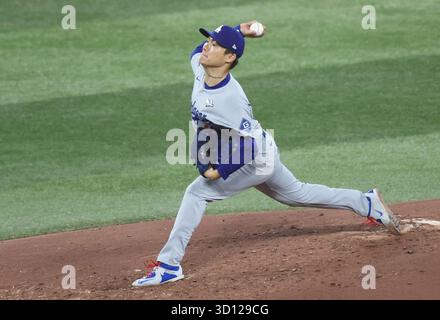 Toronto, Kanada. Oktober 2025. Los Angeles Dodgers Starting Pitcher Yoshinobu Yamamoto (18) wirft im sechsten Inning gegen die Toronto Blue Jays während des zweiten Spiels der MLB World Series im Rogers Centre in Toronto, Kanada, am Samstag, den 25. Oktober 2025. Foto: Aaron Josefczyk/UPI Credit: UPI/Alamy Live News Stockfoto