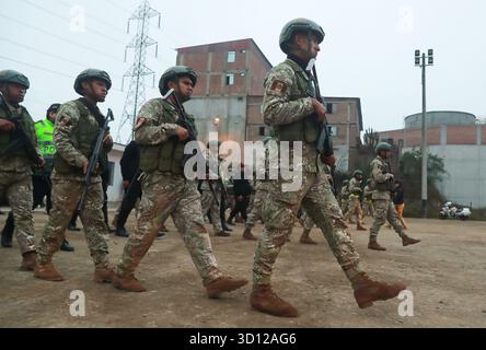 Lima, Peru. Oktober 2025. Mitglieder der peruanischen Armee marschieren, bevor sie während des Ausnahmezustands im Bezirk Villa Mar¨ªa del Triunfo im Süden von Lima, Peru, am 25. Oktober 2025 auf die Straßen patrouillieren. Der peruanische Präsident Jose Jeri erklärte am Dienstag den 30-tägigen Ausnahmezustand für die Hauptstadt Lima und die benachbarte Region Callao, um die Verschlechterung der öffentlichen Sicherheit zu bekämpfen. Quelle: Mariana Bazo/Xinhua/Alamy Live News Stockfoto