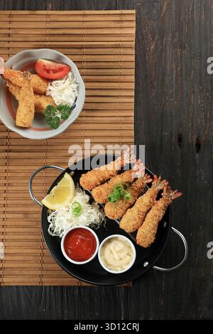 Top View Tempura Shrimps oder Garnelen oder EBI Furai Japanische traditionelle Küche, frittierte Shrimps mit Brotkrume Stockfoto