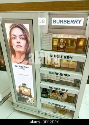 Burberry Gold Parfüm- und Schönheitsprodukte zum Verkauf im Duty-Free-Shop, Dubai International Airport Terminal 3, Dubai, Vereinigte Arabische Emirate Stockfoto