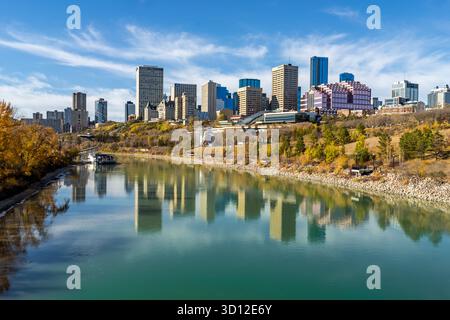 Edmonton, Kanada, 16. Oktober 2025: Blick auf die Innenstadt von der Ostseite in der Herbstsaison mit Blick auf den North Saskatchewa River Stockfoto