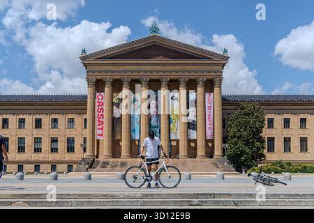 Ein Mann fährt mit dem Fahrrad vor dem Philadelphia Museum of Art Stockfoto