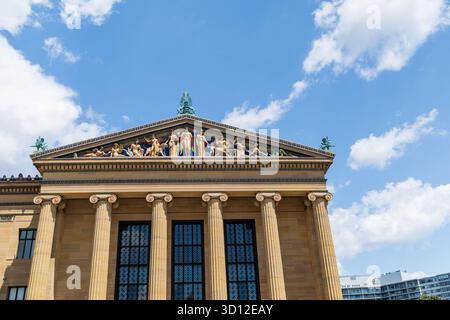 Das Philadelphia Museum of Art hat viele Details, darunter Statuen und eine Kuppel. Die Fenster sind groß und das Gebäude ist braun Stockfoto
