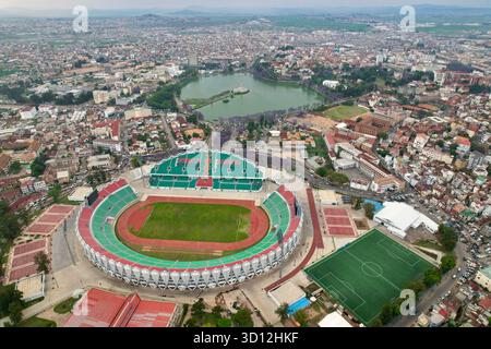 Antananarivo, Madagaskar – 24.10.2023: Hohe Schrägansicht auf das Mahamasina-Stadion, den Anosy-See, das Monument aux Morts und die Zentralregierungen. Stockfoto
